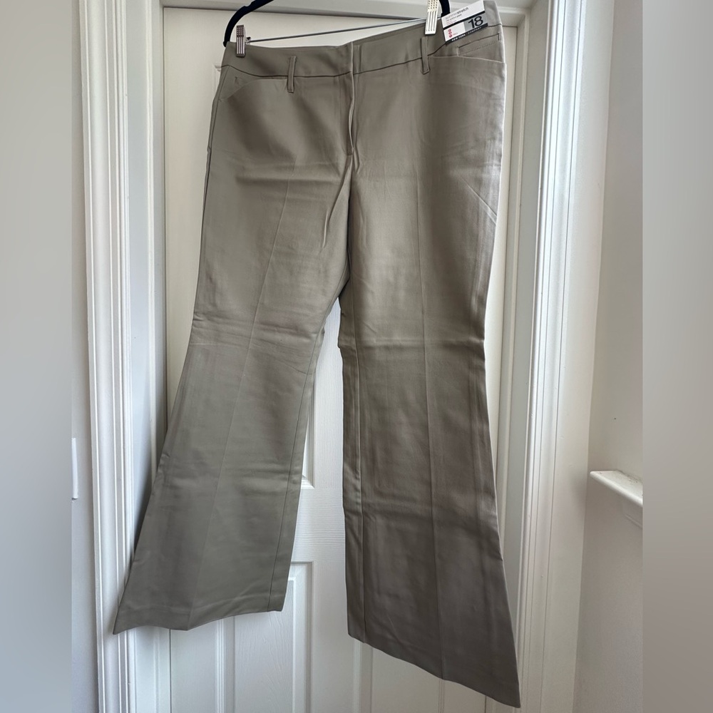 NWT New York & Company Light Khaki Summer Stretch Flare Pants Size 18L Trouser